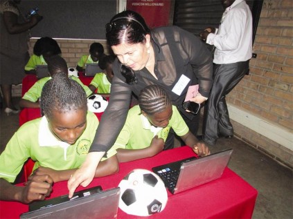 Vodacom Millionaires' manager, Paula Carvalho-Malekane, helps learners at Samson Shiviti Primary School to operate their new computers, which were donated by Vodacom.