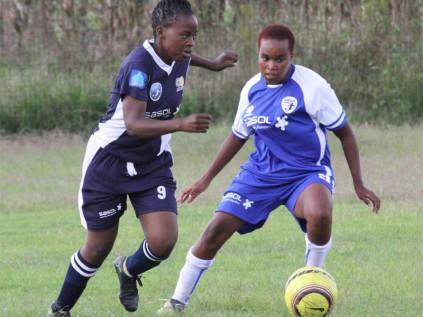 Moloko Manamela of Kanatla Ladies FC and Edith Senatla of Development FC in action.