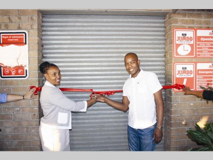 Thembi Nkadimeng (Polokwane mayor) and Mogau Maja (Jumbo Cash and Carry, trainee manager) cut the ribbon during the grand opening of Jumbo Polo-kwane on Wednesday.