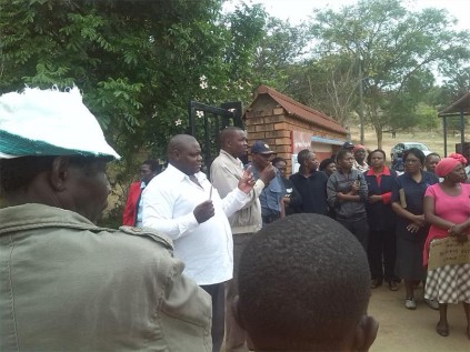 Samuel Shiluvana (Shiluvana Hospital transformation tastk team) asks protesting health employees to return to work.