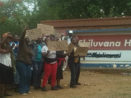 Protesting health employees outside Shiluvana Hospital on Friday.